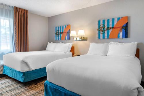 une chambre d'hôtel avec deux lits et une fenêtre dans l'établissement MainStay Suites Emporia, à Emporia