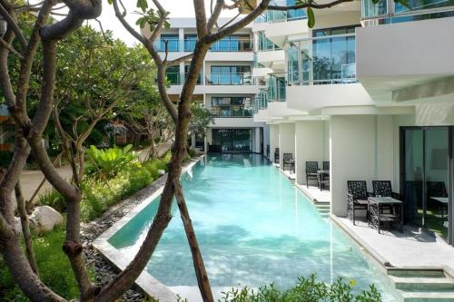 une image d'une piscine dans un bâtiment dans l'établissement Eco Cozy Beachfront Resort Chaam, à Ban Tha Sai