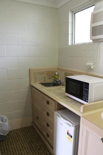 Dapur atau dapur kecil di Central Coast Motel