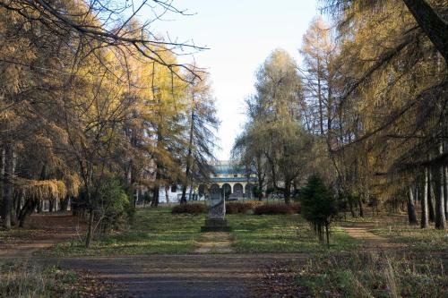 a park with trees and a statue in the middle at Hotel Mlyn in Nikolayev