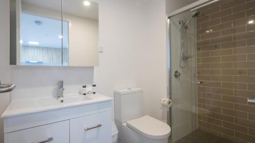 un bagno con wc, lavandino e doccia di Annexe Apartments a Brisbane