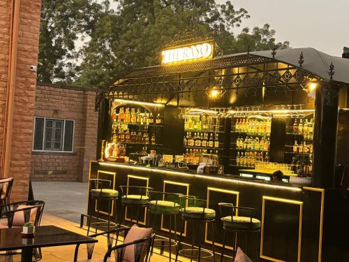 焦特布尔Surya Niwas Boutique Hotel & Garden的餐厅前方设有带凳子的酒吧