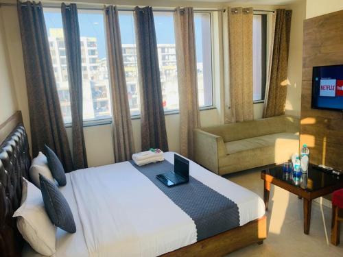 Ένα ή περισσότερα κρεβάτια σε δωμάτιο στο Hotel Wood-Crest !! Affordable, Cozy And Peaceful Stay !!