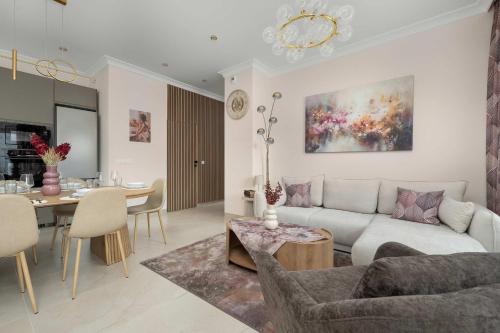 Exclusive Apartment in Wrocław with 2 Parking Spaces, Desk and Air Conditioned Living Room by Renters Prestige