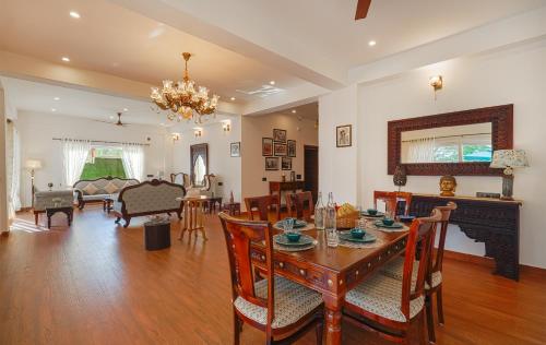 Χώρος καθιστικού στο amã Stays & Trails - White Hackle General's Retreat