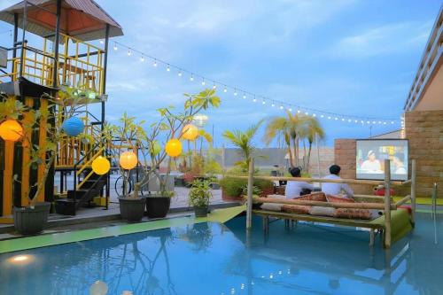 Bazén v ubytování Grand Qin Hotel Syariah nebo v jeho okolí