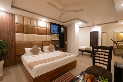 um quarto com uma cama grande em um quarto em Hotel Grand Marina Near IGI Airport Delhi em Nova Deli