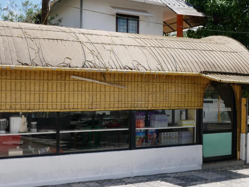 eine Ladenfront mit einer gelben Markise in der Unterkunft PEARL SPOT Munroe Serviced Villa in Munroe Island