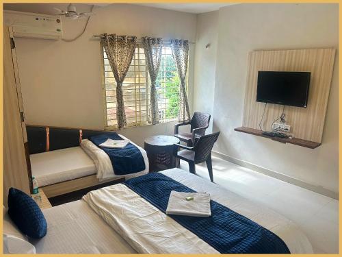 Μια τηλεόραση ή/και κέντρο ψυχαγωγίας στο Jaisinghpura Road Mahakal # Ashray Palace Near Mahakaleshwar Jyotirlinga And Railway Station - Free Wi-Fi # Room Service # Fully Air Conditioning Premium Rooms - Top Rated Hotel In Ujjain