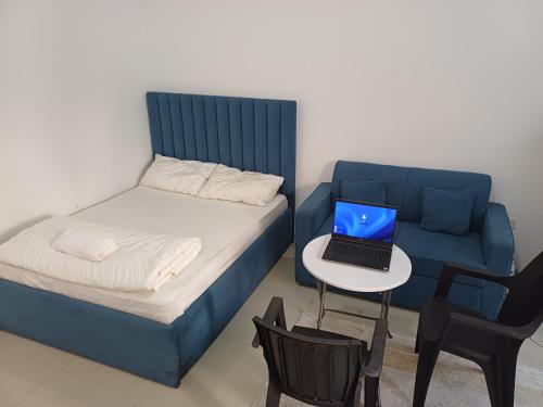 Postel nebo postele na pokoji v ubytování Fully Furnished Modern Studio in a Prime Location beside Abu Dhabi Central Bus Station and Al Wahda Mall العربية استوديو حديث ومفروش بالكامل في موقع مميز بجوار محطة الحافلات المركزية ومول الوحدة في أبوظبي
