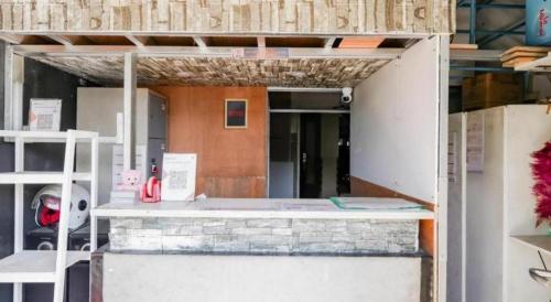 un bâtiment avec un comptoir au milieu d'une pièce dans l'établissement OYO 94024 Sentraland karawang By Aswin, à Poponcal 2