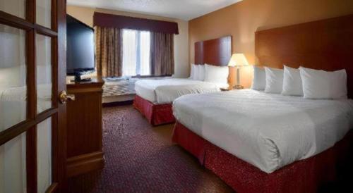 Postel nebo postele na pokoji v ubytování Days Inn by Wyndham St. Charles IL