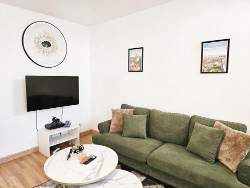 TV a/nebo společenská místnost v ubytování Maisonnette en duplex avec Jardin-Babyfoot et Billard