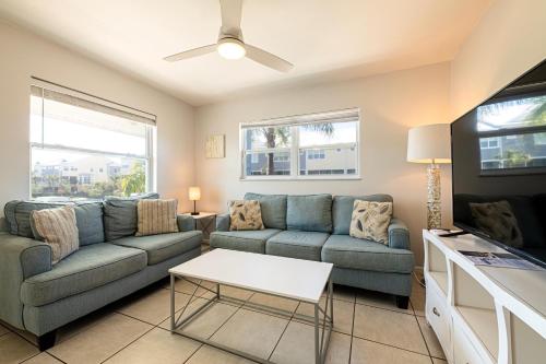 Гостиная зона в 2bd 1ba Sunset 3 3Mins to Beach