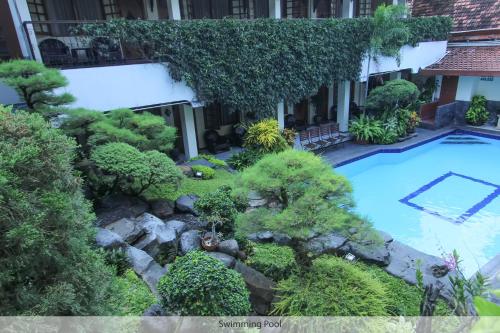Бассейн в Duta Guest House или поблизости