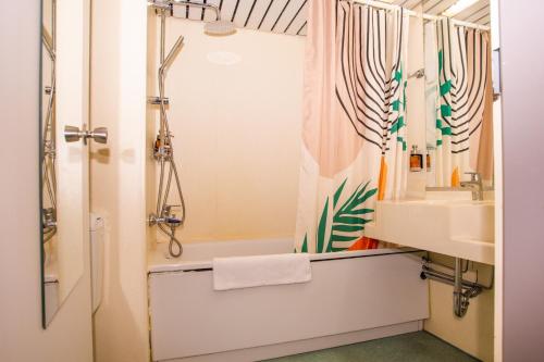 Ένα μπάνιο στο Hessenland Hotel Kassel Innenstadt by Stay Awesome