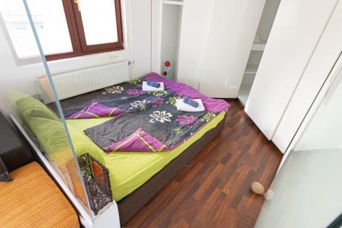 une petite chambre avec un lit dans une pièce dans l'établissement EpiCenter by RV Apartments, à Varna