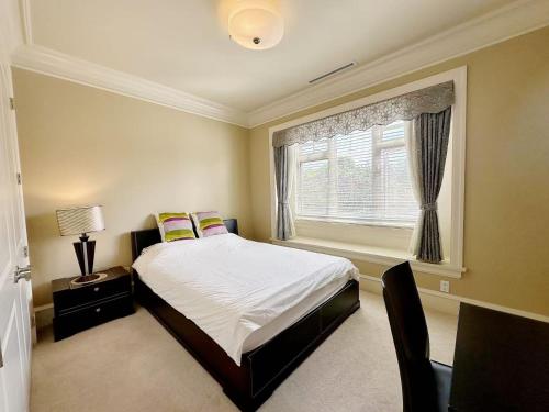 Una cama o camas en una habitación de Campus Haven