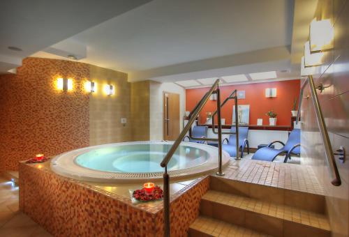 un ampio bagno con una grande vasca al centro di Uzdrowisko Połczyn Zdrój - Sanatorium Irena a Połczyn-Zdrój