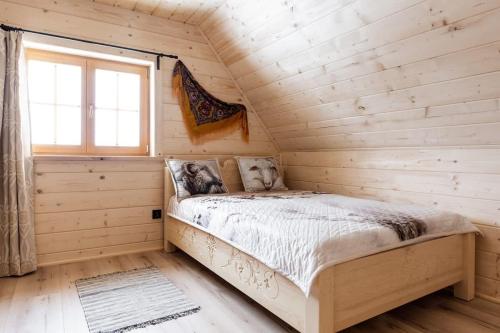 布科维纳-塔钱斯卡Domek góralski w Bukowinie Tatrzańskiej的小木屋里有一张床的卧室