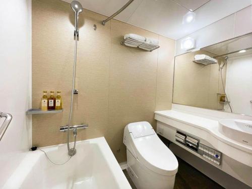 ein Badezimmer mit Toilette und Waschbecken in der Unterkunft Imazu Sun Bridge Hotel in Imazu