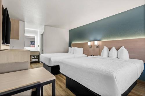 Ένα ή περισσότερα κρεβάτια σε δωμάτιο στο Rodeway Inn Muskogee