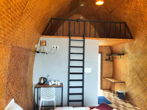 KanthalloorBhramaram resort的带双层床的带桌子的房间