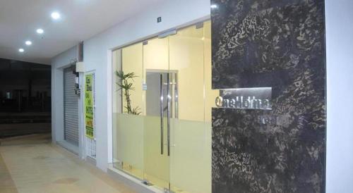 un front de magasin avec un panneau sur le côté d'un bâtiment dans l'établissement One Home Hotel, à Batang Kali