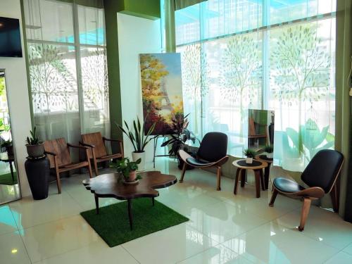 - un hall avec des chaises, des tables et des fenêtres dans l'établissement Le Garden Hotel Kota Kemuning Shah Alam, à Kampong Bukit Naga