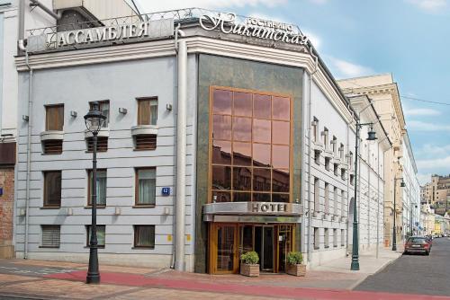 Eine Fassade oder ein Eingang zu Assambleya Nikitskaya