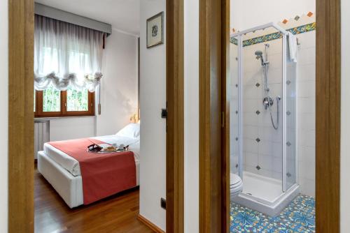 baño con ducha, cama y aseo en Castle View - Apartment, en Verona