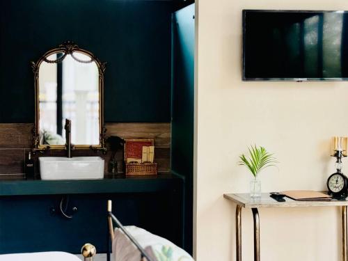 ein Badezimmer mit Waschbecken und Spiegel in der Unterkunft Vrest Hotel Otres Beach in Sihanoukville