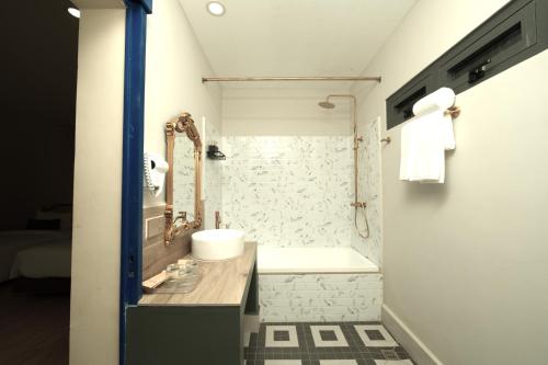 ein Badezimmer mit Waschbecken, Toilette und Badewanne in der Unterkunft Vrest Hotel Otres Beach in Sihanoukville