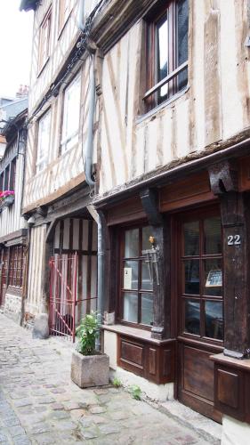 Photo de la galerie de l'établissement L appart de la place Ste Catherine, à Honfleur