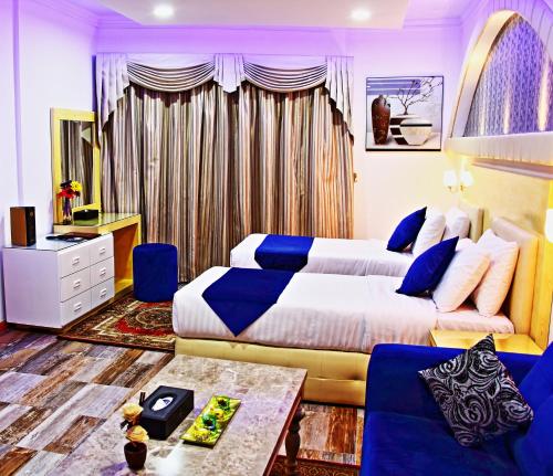 Un pat sau paturi într-o cameră la Bahrain International Hotel