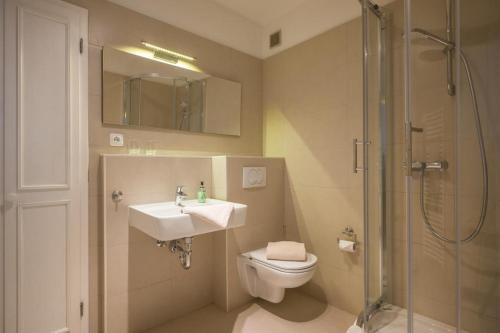 ein Badezimmer mit Toilette, Waschbecken und Dusche in der Unterkunft Bergschlössl - Massionettwohnung 13 in Oberaudorf