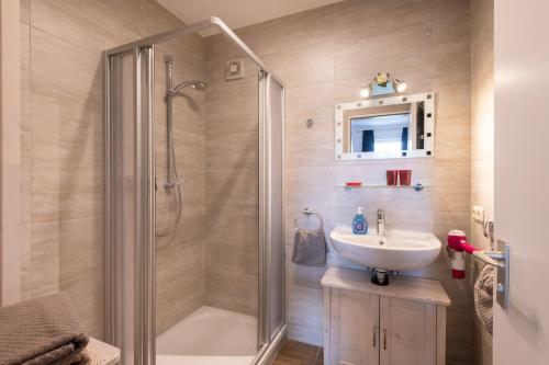 ein Badezimmer mit Dusche und Waschbecken in der Unterkunft Bergschlössl Whg 10 in Oberaudorf