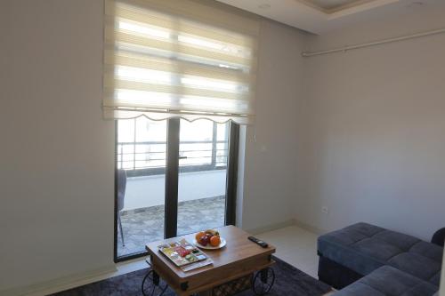 una sala de estar con un sofá y una mesa en KAYACİTY Rezidans, en Nevşehir
