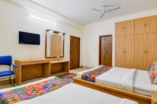 Ένα ή περισσότερα κρεβάτια σε δωμάτιο στο FabHotel A2