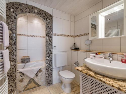 ein Badezimmer mit Waschbecken, Toilette und Spiegel in der Unterkunft Bergschlössl - Appartment 25 mit Traumblick über das Inntal in Oberaudorf