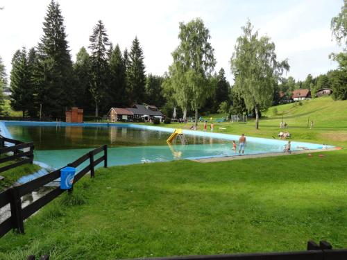 Bazén v ubytování Ski-Bike Čertovka nebo v jeho okolí