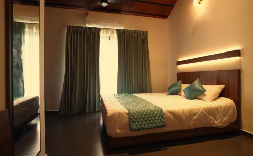 维特利Punarjeevani Ayurvedic Heritage的卧室里有一张带绿色枕头的床