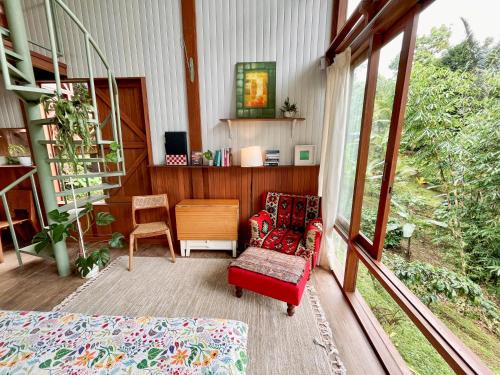 Posezení v ubytování A Handcrafted Hilltop Retreat Beneath MT Batukaru