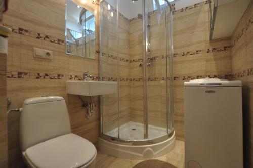 ワルシャワにあるArkadia Placeのバスルーム(トイレ、シャワー、シンク付)