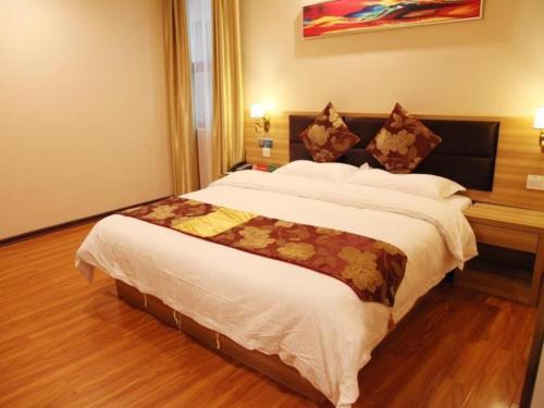 Ένα ή περισσότερα κρεβάτια σε δωμάτιο στο GreenTree Alliance Yichang East Yichang Station Hotel