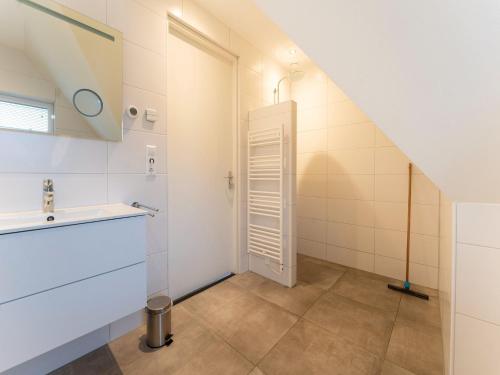 une salle de bain avec un lavabo et des toilettes dans l'établissement Serene Holiday Home in De Koog Texel with Sauna, à Westermient