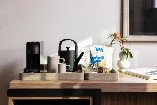 Příslušenství pro přípravu čaje a kávy v ubytování NH Atlanta Rotterdam Hotel