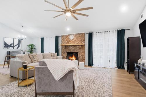 Μια τηλεόραση ή/και κέντρο ψυχαγωγίας στο Shadowlake: 4BR House