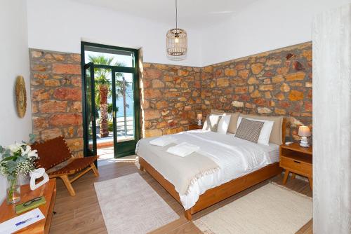 Postel nebo postele na pokoji v ubytování Stone House Edipsos