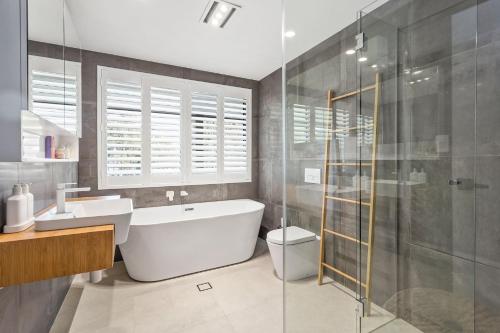 Koupelna v ubytování Lake Front Stay